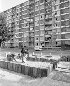 885039 Afbeelding van kinderen afkomstig uit Suriname, spelend in een zandbak op een speelplaats aan de Bangkokdreef te ...